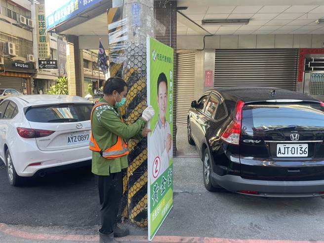 黃吉城還說，因為接下來就要全國清潔周，因此要趕在這之前清掃完畢，後續還要進行分類、拆卸等動作，預計花費一個禮拜的時間來做清掃，盡快恢復市容整潔。(清潔隊提供／吳建輝彰化傳真)