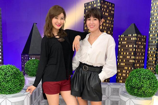 郑仲茵（右）刚加入八点檔时被大家保持距离，唯独陈佩骐（左）主动关心她。（卫视中文台提供）