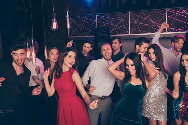 台北凯达饭店百宴自助餐厅推出穿搭「耶诞Dress Code」享优惠，穿着红色、绿色、耶诞主题服装或是配戴耶诞饰品，即享两人同行8折优惠。（图／台北凯达大饭店提供）