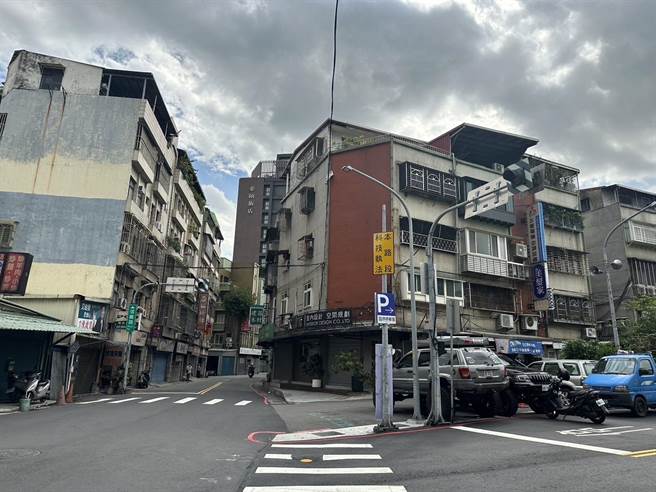 图为信义路上的科技执法警示牌。(黄敬文翻摄)