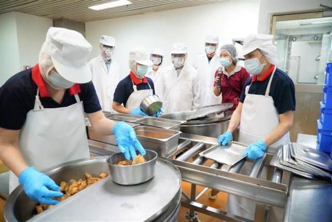 北市產發局和教育局接獲農委會通知後，發函給各校和團膳業者指出，因石斑魚供貨不及，各校原排定供應石斑魚日期。（北市教育局提供／游念育台北傳真）