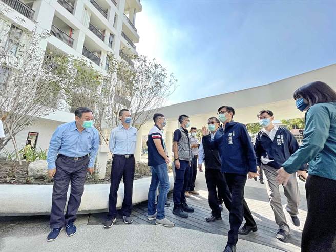 高雄凯旋青树社宅30日即将完工，高雄市长陈其迈29日前往视察。（袁庭尧摄）