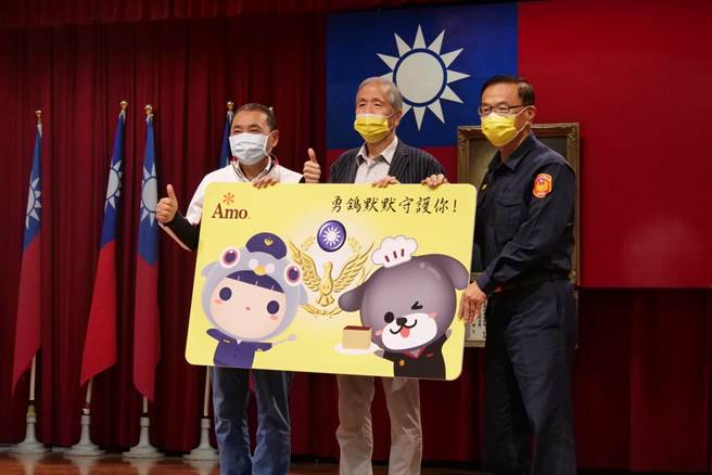 九合一大选、新北欢乐耶诞城维安为重中之中，新北警方还得兼顾防疫作业，因体恤他们的辛劳，新北市警察之友会及Amo阿默集团分别赠送专属大礼慰问。（新北市警察局提供／李奇叡新北传真）