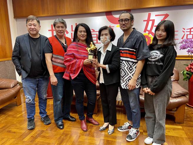 宜兰县长林姿妙接见并恭贺导演陈洁瑶。（左起监制瞿友寧、演员洪金辉、导演陈洁瑶、宜兰县长林姿妙、演员林孟君、李瑄）（吴佩蓉摄）