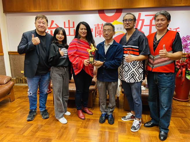 宜兰县政府文化局长吕信芳恭贺导演陈洁瑶。（左起监制瞿友寧、演员李瑄、导演陈洁瑶、局长吕信芳、演员林孟君、洪金辉）（吴佩蓉摄）