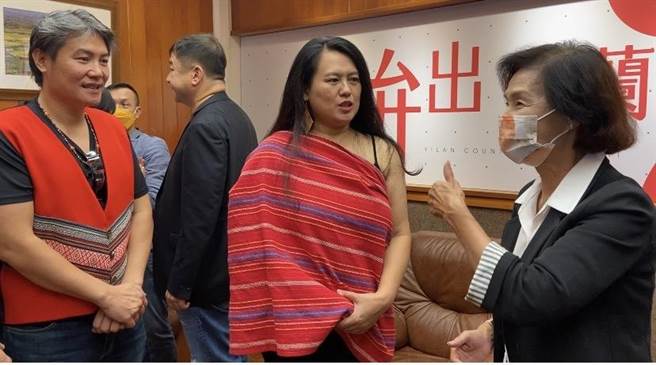 宜兰县长林姿妙（右）手比大拇指说，「电影很讚」。（中为导演陈洁瑶）（吴佩蓉摄）