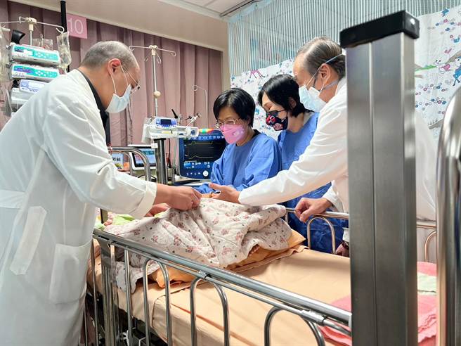 彰化县长王惠美在得知消息后，29日上午前往彰化基督教儿童医院加护病房探视昏迷的3岁男童。(县府提供／吴建辉彰化传真)