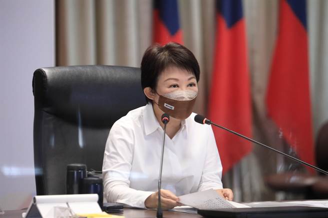 台中市长卢秀燕胜选后29日首次主持市政会议，卢秀燕表示，疫情趋缓年底前台中有4大活动。（台中市政府提供／张亦惠台中传真）