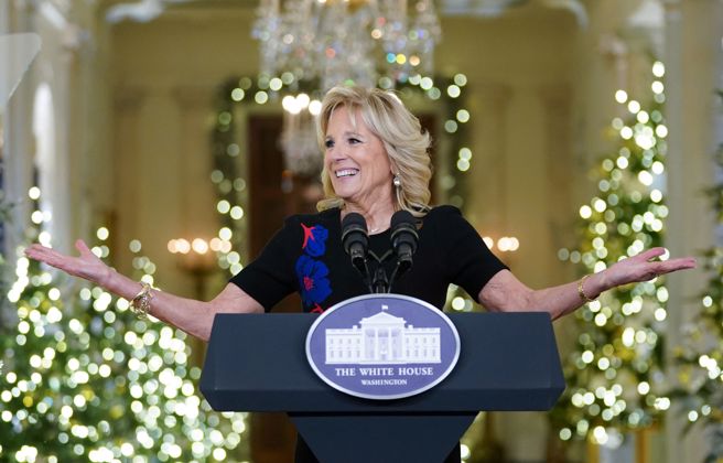 美国第一夫人吉儿‧拜登（Jill Biden）今天在白宫公开年度白宫耶诞装饰，也为耶诞假期正式掀开序幕。(图/路透社)