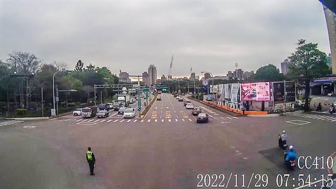 国道1号竹北交流道智慧交控29日上路，车辆依序进匝道上交流道（图右），交旅处估算上班族能减少10％的行车时间。（新竹县政府提供／罗浚滨新竹传真）