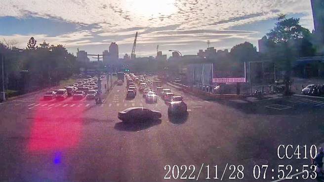 国道1号竹北交流道智慧交控28日上路之前，车辆涌入匝道的情形。（新竹县政府提供／罗浚滨新竹传真）