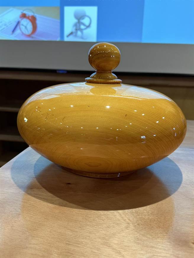 今年12月1日起，红桧、台湾扁柏、台湾肖楠、牛樟等4种臺湾特有贵重木原木、木材、雕刻品及艺品将管制出口，若逾5公斤以上应取得识别标章、申报并取得农委会同意文件，否则可依贸易法处6万至300万元罚锾。（林务局提供／林良齐台北传真）