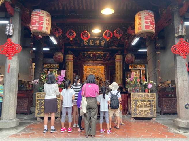 新北市文化局举行「艺起来新庄串门子」已迈入第3年，今年邀集29区社造团队组成「新庄进香团」，前进新庄庙街的慈佑宫、武圣庙等7座百年庙宇，办理创意工作坊、体验活动、小旅行及表演。（新北市文化局提供）