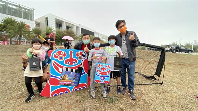 首场比赛最后由6岁的黄苡緁(左1)抱回冠军、亚军由7岁的王子懿(右3)夺得、季军则由同样7岁的洪翌宸(右2)拿下(于家麒摄)