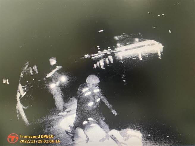 警消人员获报后将人打捞起，但女子已明显死亡。（翻摄照片／高雄洪靖宜传真）