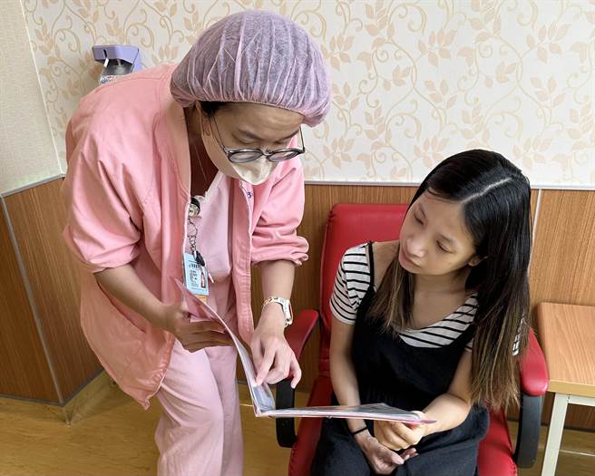 医护提醒，现代女性因生活作息不正常、压力大、免疫系统下降，再加上近期天气忽冷忽热，私密处搔痒及红肿的人数上升，一旦有症状要儘速就医。（桃园医院提供／陈梦茹桃园传真）