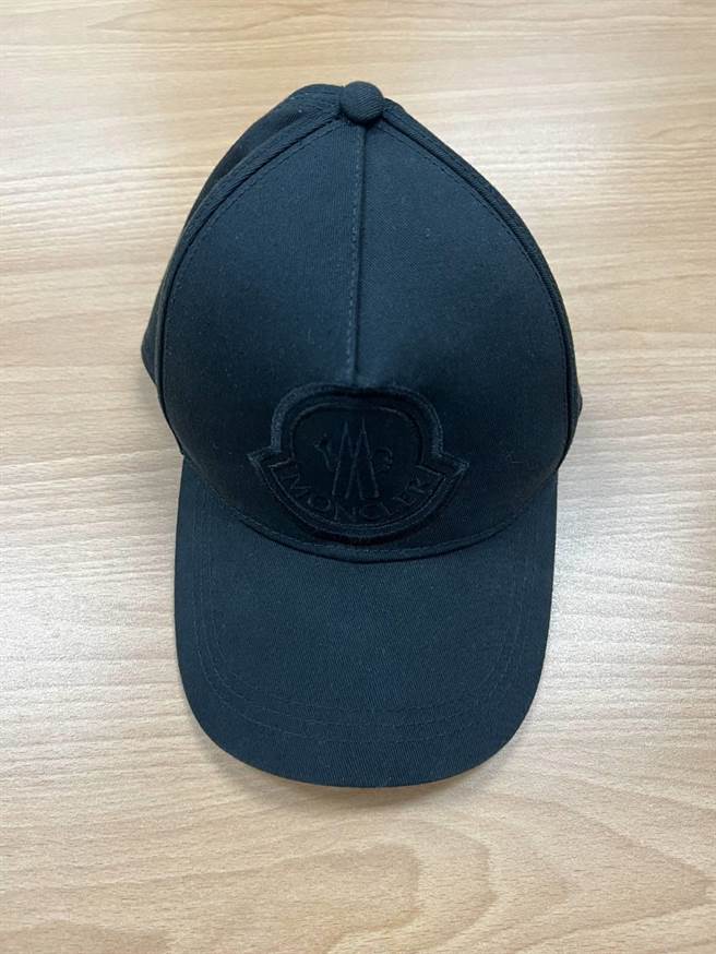 陈嫌偷到价值7000元的帽子随手丢弃。（警方提供）