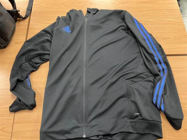 陈嫌将偷来的夹克偷在身上。（警方提供）