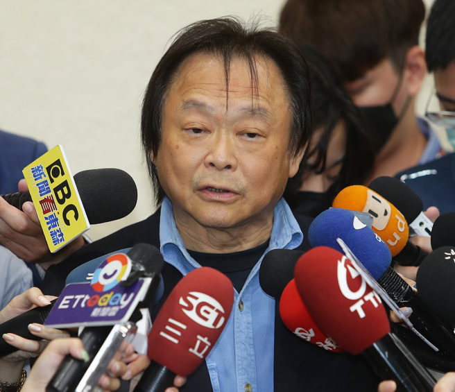 台北市議員王世堅29日在受訪時，針對民進黨選後的議題與檢討，提出他的看法與建議。（季志翔攝）