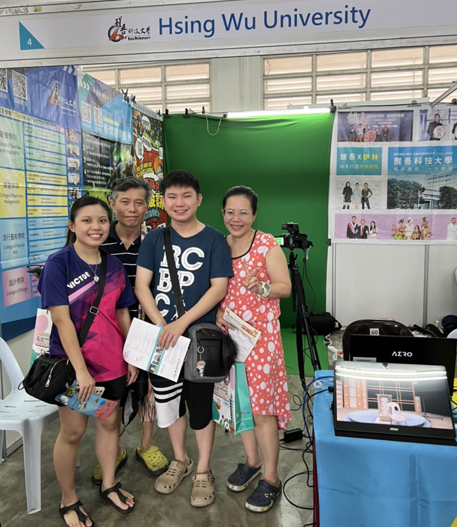 学生专程从梅里开车8小时来参加教育展，体验虚实整合科技的魅力，希望就读台湾学校的电影、数位、设计等科系。(醒吾科大提供)

