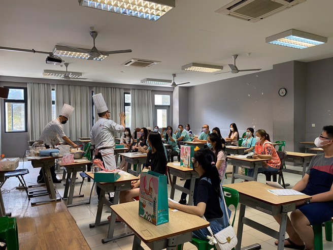 「特色学习小站」进行马林糖实作教学，很多学生特地来教育展参与活动，显示学生对此教育展的重视程度。(醒吾科大提供)