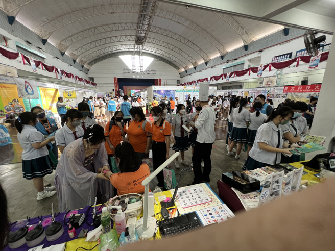 四面八方前来的学生，积极询问台湾各校的相关资料，也很开心能有这次体验的机会。(醒吾科大提供)