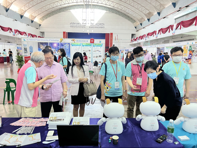 砂拉越华文独中董联会主席天猛公拿督刘利民参观动态特色展示区。(醒吾科大提供)

