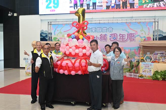副縣長鄧桂菊、議長鍾東錦與縣農會三巨頭打開蛋糕慶生。（李京昇攝）