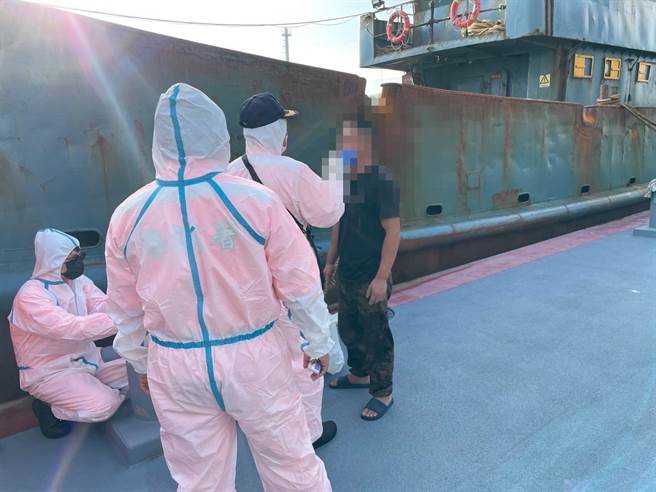 大陆闽字号渔船29日于大肚溪外41浬处越界捕鱼，台中海巡队追了6海浬强势登检。（台中海巡队提供）