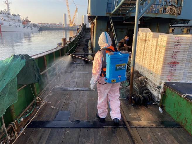 大陆闽字号渔船29日于大肚溪外41浬处越界捕鱼，台中海巡队追了6海浬强势登检。（台中海巡队提供）