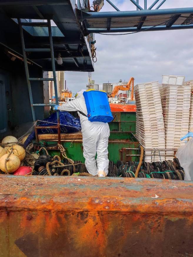 大陆闽字号渔船29日于大肚溪外41浬处越界捕鱼，台中海巡队追了6海浬强势登检。（台中海巡队提供）