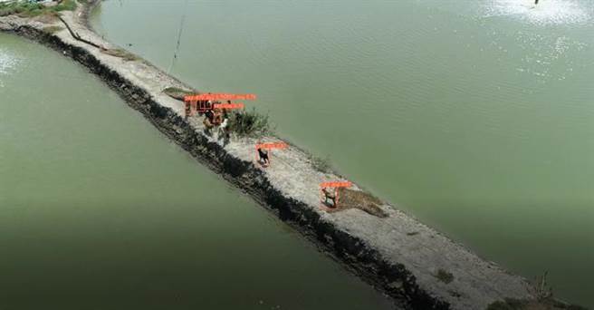 为解决流浪犬问题，台南市政府运用无人机和AI人工智慧科技，来提升流浪犬管制效能，并在各区筹设临时收容所。（台南市政府提供／张毓翎台南传真）