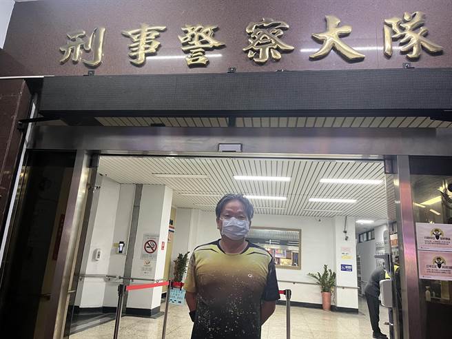 国民党籍屏东县长候选人苏清泉28日向屏东地院提起验票诉讼后，民进党屏东县党部执行长叶人魁当天晚间到县警局报案，指称网路又疑似出现网军散布假讯息。（民进党屏东县党部提供／谢佳潾屏东传真）