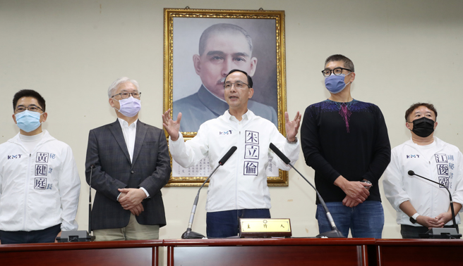 九合一大选结果出炉，国民党主席朱立伦（中）26日在国民党中央党部发表选后谈话。（刘宗龙摄）