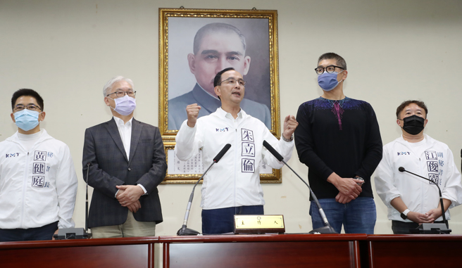 九合一大选结果出炉，国民党主席朱立伦（中）26日在国民党中央党部发表选后谈话。（刘宗龙摄）