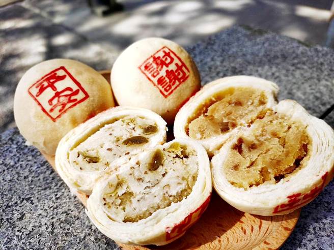 搭配「谢平安逗阵行」活动主题，「白鹅山脚」特别推出独家限定的「谢谢饼、平安饼」。（全联善美的基金会提供／吴佩蓉宜兰传真）