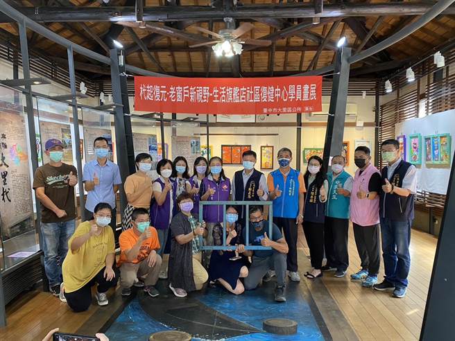 精神疾病的康復者联手展出「杙起復元．老窗户新视野」，透过画笔传达生命经验与情感。（大里区公所提供／潘虹恩台中传真）