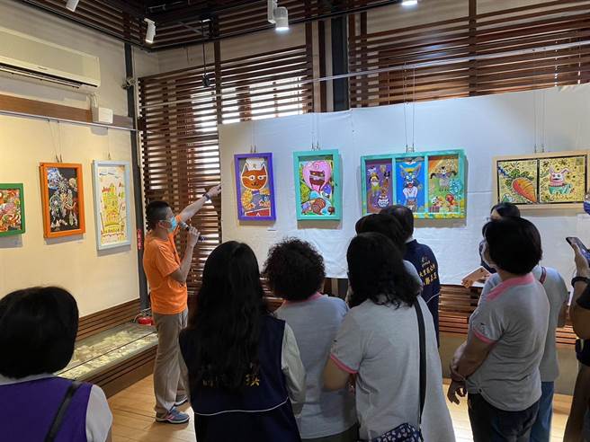 草屯疗养院院长蓝祚鸿表示，艺术创作在康復过程是很好的疗癒媒介，本次参展作品共30件，每1件都蕴含康復者的内心世界、復原歷程，以及希冀与大眾产生共鸣的心。（大里区公所提供／潘虹恩台中传真）