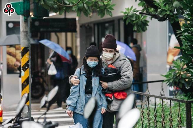 冷气团报到，国民健康署提醒，外出时要穿戴帽子、口罩、手套、保暖衣物、袜子及鞋子等保暖物品，以免气温差异过大，恐引发心血管疾病或中风。（本报系资料照）