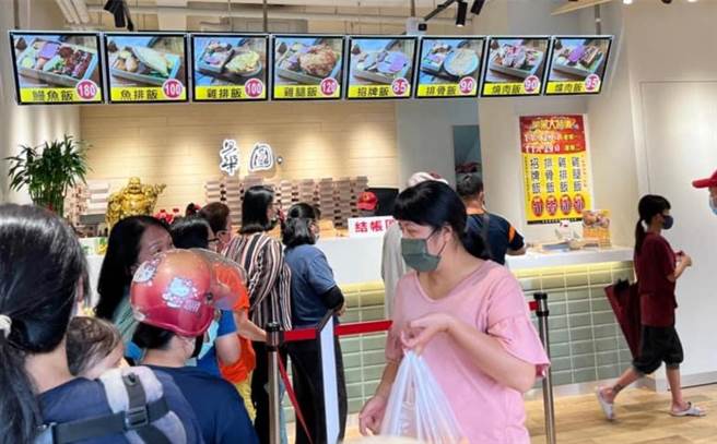 民眾趁特价买了平常舍不得买的鸡腿便当，直呼「便当很实在，没有因为特价而缩水」。（民眾提供／杨静茹南投传真）