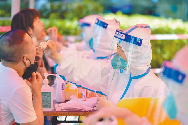 浙江宣传人民至上不是防疫至上释民怨。图为桐乡市内的移动式核酸採样小屋。（图:中新社）