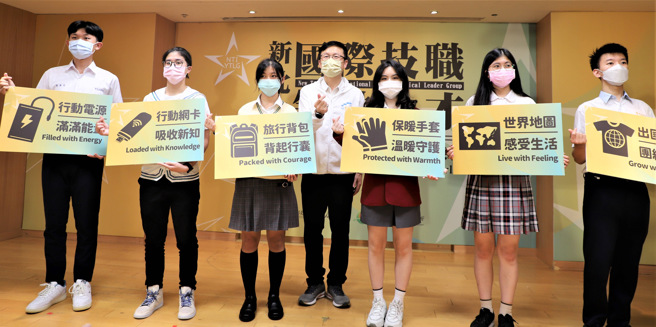 发布会当天，张明文局长另加码致赠所有学生6项祝福与勉励的见学礼物。(照片/新北教育局提供)

