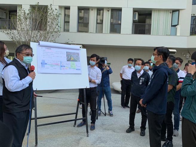 高雄市长陈其迈29日视察「凯旋青树」整体进度。(高雄市都发局提供)
