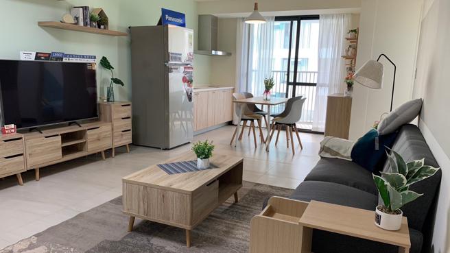 高市都发局并应用循环经济概念，结合厂商提供的家具布设，一只皮箱就能轻松入住。(高雄市都发局提供)
