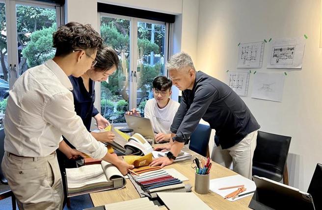 （大皆空間設計團隊討論兼顧美學與健康的裝修材質。圖／業者提供）