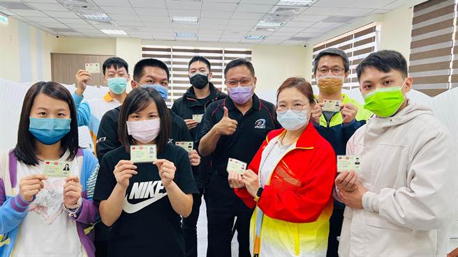 金门就业中心开设两班「多媒体行销」电脑职训，帮助地区多位失业者取得证照，顺利协助就业(图／金门就业中心提供)