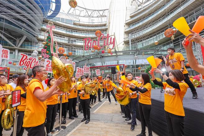 远东巨城购物中心董事长李静芳（右一），带领全体主管同仁高呼口号，全力衝刺周年庆。（巨城提供／陈育贤新竹传真）