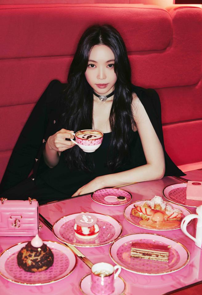 JIMMY CHOO韩国大使孙娜恩出席CHOO CAFÉ开幕活动，VARENNE CLUTCH，5万5800元。（JIMMY CHOO提供）