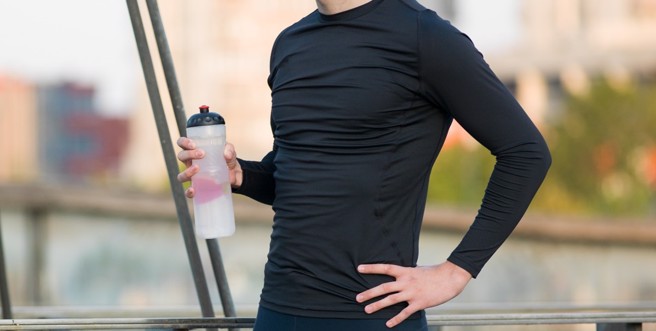 一名男网友表示，自己重训2年，平时习惯穿运动紧身衣。（示意图／shutterstock）
