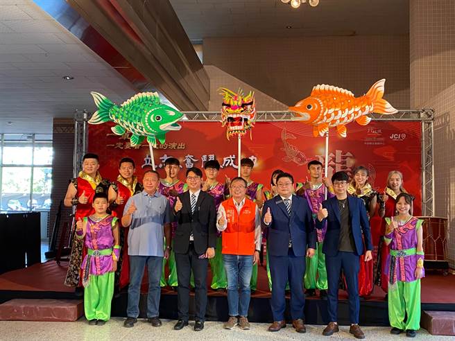 来自彰化的王功两广龙狮团将于12月10日在行政院中部办公室大礼堂演出。（张亦惠摄）